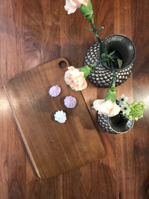 Teaktræ skærebræt fra Bali og vaser fra Vanilla Fly hos butik By Schytte