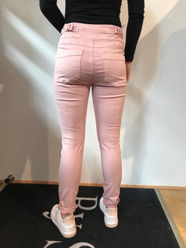 Rosa farvet jeans model 512-15 fra Piro. Med elastik og bindebånd i taljen
