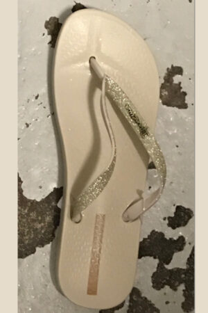 Ipanema beige klip klap sandale med guld detaljer.