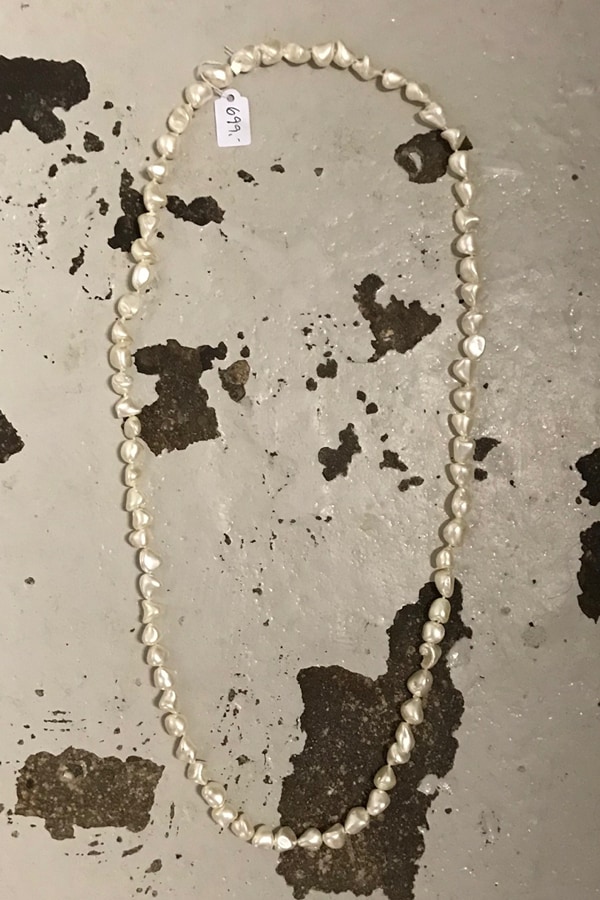 Flot hvid halskæde med sten malet med perlemor fra Bali