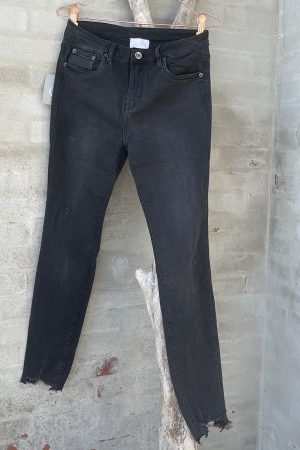 Cabana Living 9037 Cille mørk grå jeans med revet bukseben kant. Tætsiddende med stretch i.