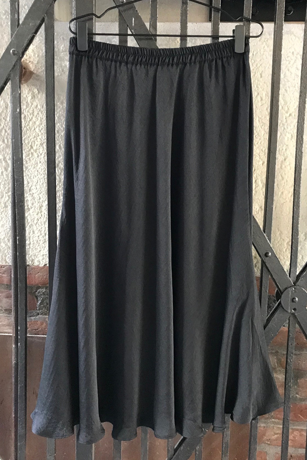 Design by Laerke sort nederdel med elastik i taljen og vidde. Mellem lang længde