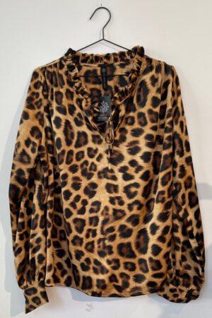 Design by Laerke langærmet bluse i leopard print. Med tynde bindebånd i halsen