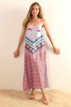 Me369 Skylar printed maxi kjole Me. Stropkjole med lilla, rød og blå nuancer