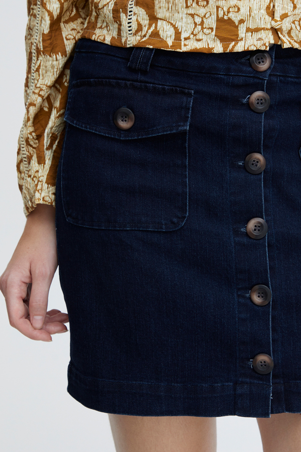 Atelier Reve denim nederdel i mørk blå. Kort nederdel med knapper