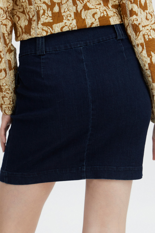 Atelier Reve denim nederdel i mørk blå. Kort nederdel med knapper