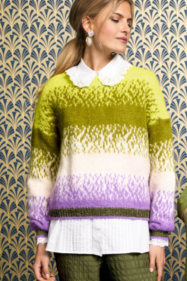 Rich & Royal mønstret strik bluse med rund hals. I grønne, offwhite og lilla nuancer. Avokado