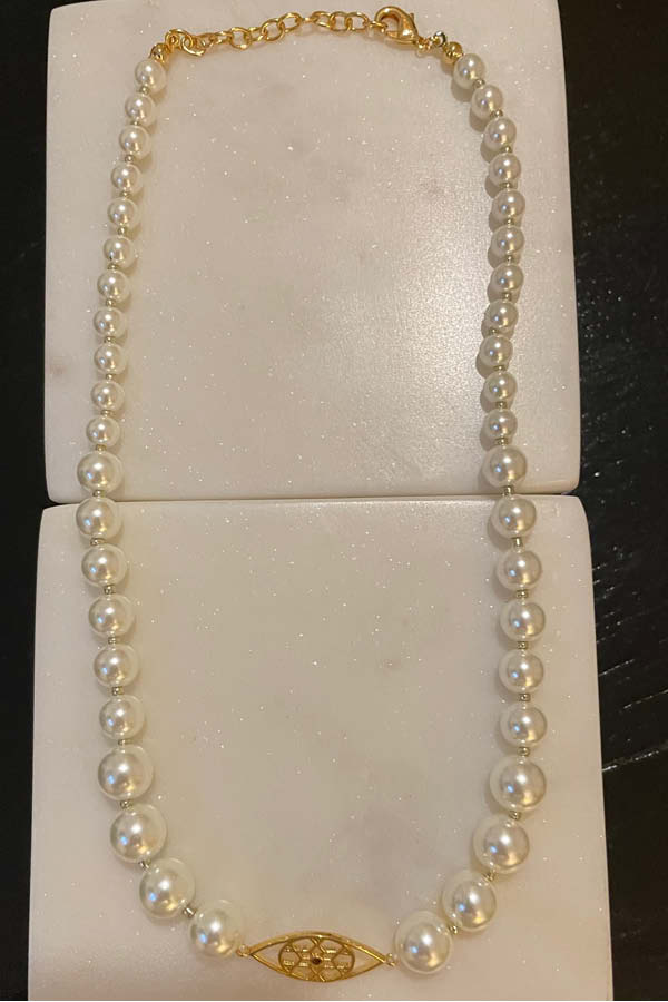 PearlyEye perlehalskæde med fine hvide skal perler fra Dropps by Szhierley