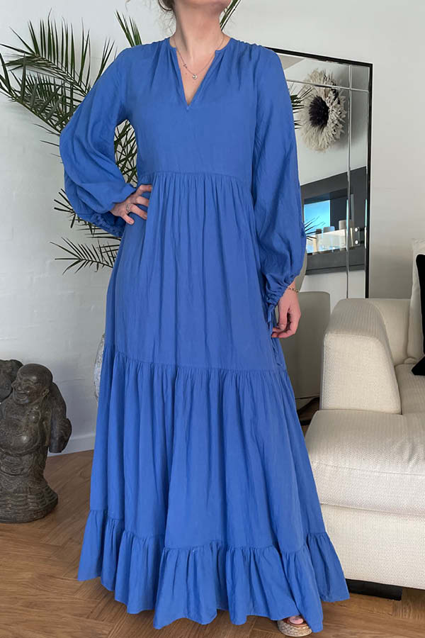 Lang blå kjole med lange ærmer fra Devotion. 100% bomuld