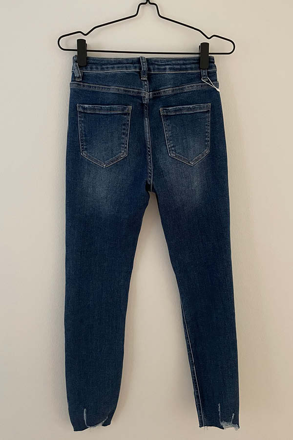 Cabana Living Loui blå denim jeans med rå slid detaljer på lår og i buksebenkanten