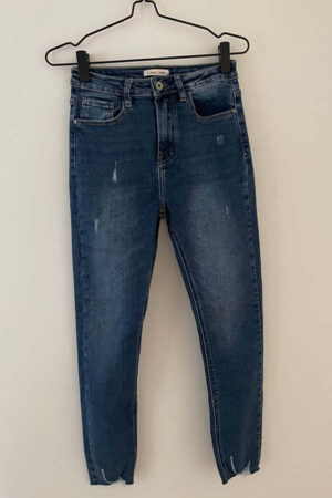 Cabana Living Loui blå denim jeans med rå slid detaljer på lår og i buksebenkanten