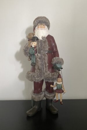 Julemands figur med marionetdukke i hånden. H: 38 cm