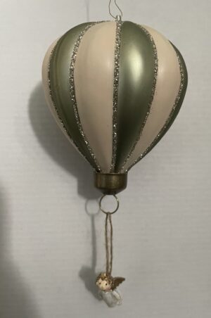 Glas julekugle som luftballon med en engel hængende fra. H: 16 cm