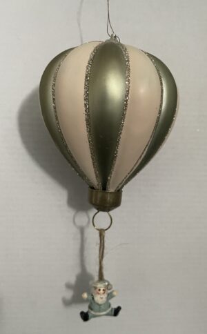 Glas julekugle som luftballon med en nisse hængende fra. H: 16 cm