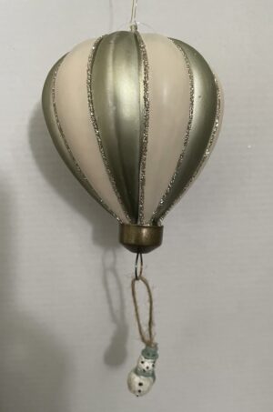 Glas julekugle som luftballon med en snemand hængende fra. H: 16 cm