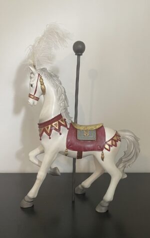 Stor, hvid cirkus hest figur med en fjer. H: 44 cm